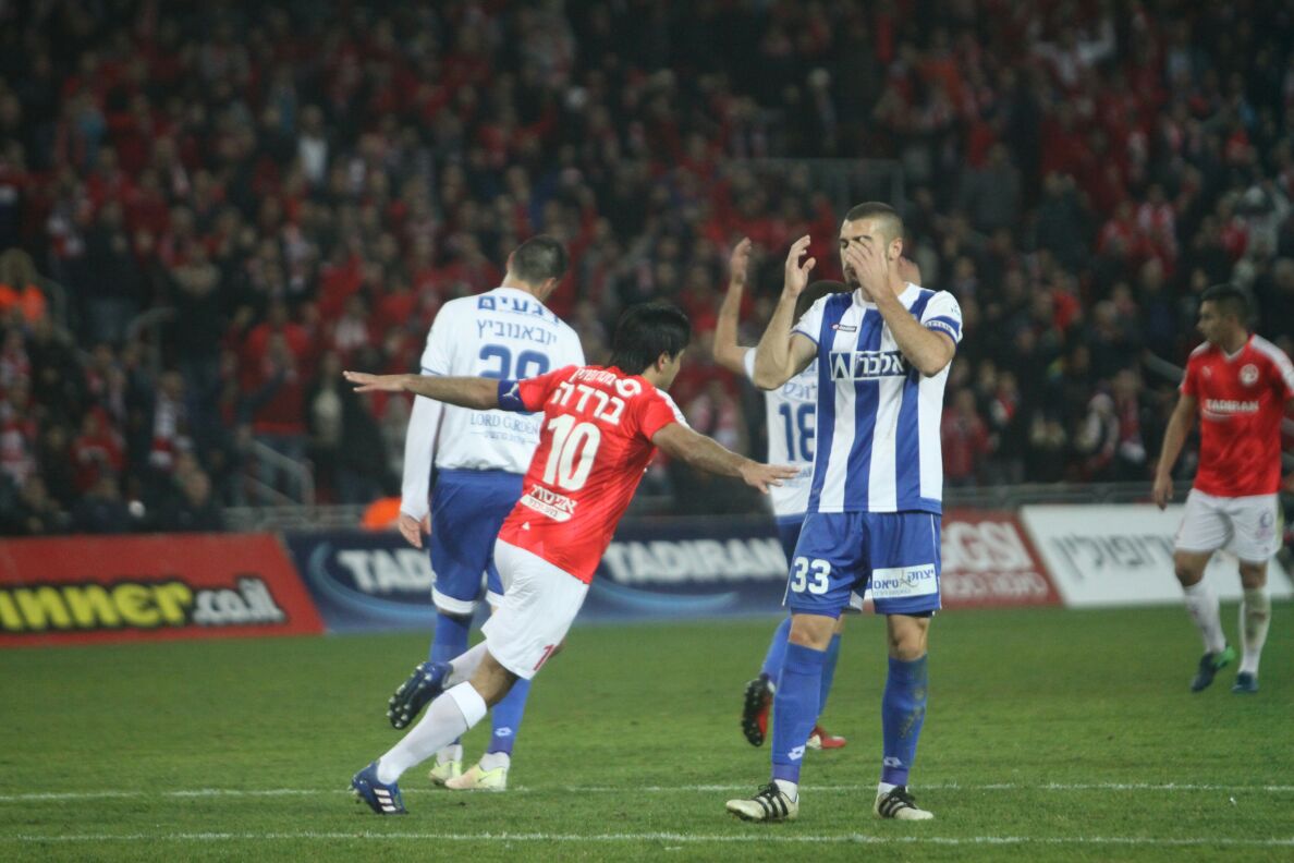 אליניב ברדה ממריא. ואיזה מסכנים הבלמים של אשקלון (צילום: בן בודה)